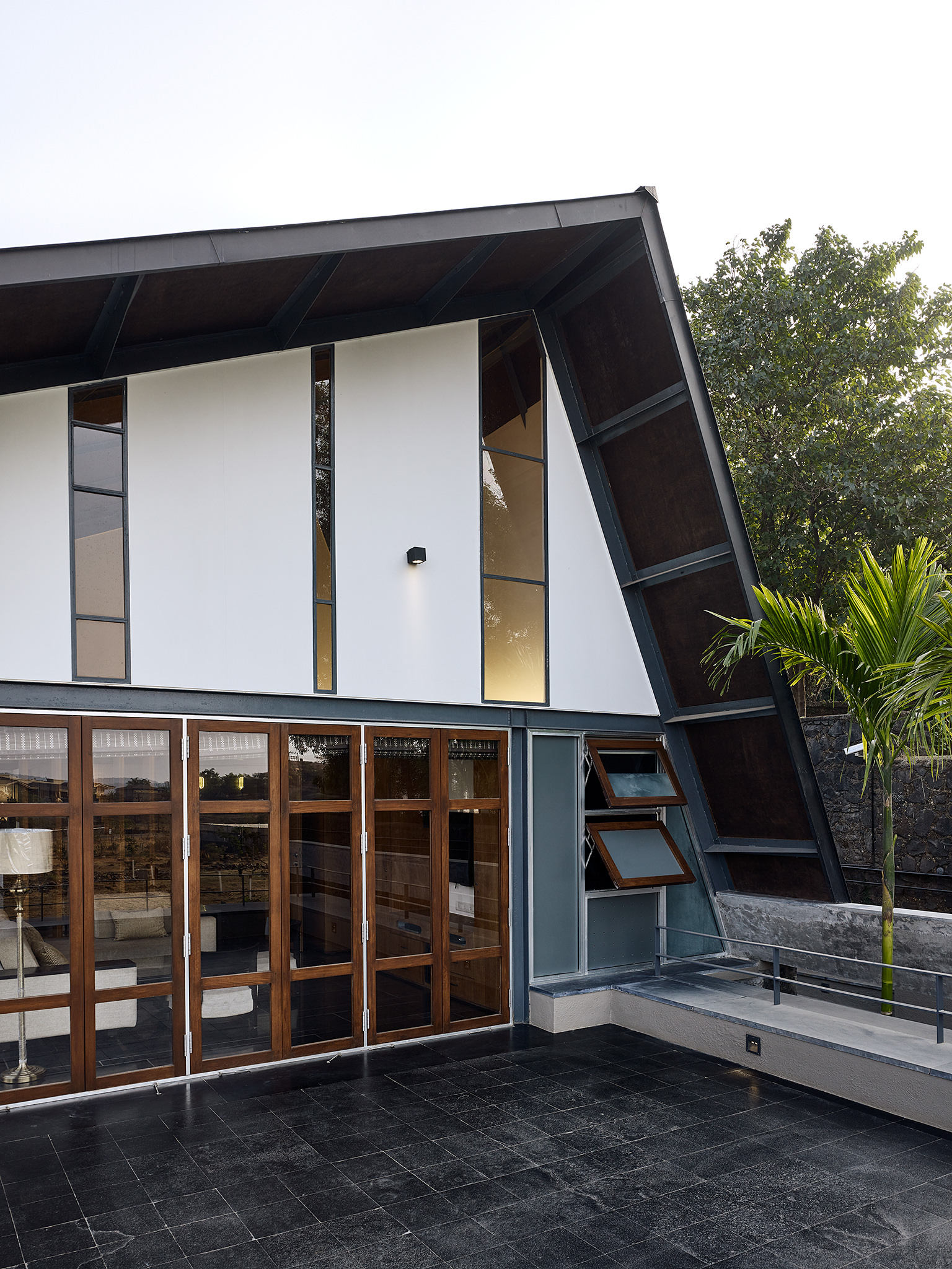 Opolis Architects, roof-house in Khandala